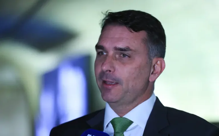 Flávio Bolsonaro promete reduzir impostos e revisar IOF