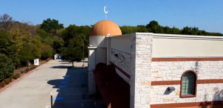 Pastor do Texas e filho lideram protestos contra construção de mesquita em Dallas