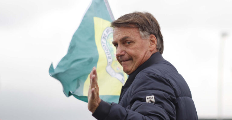 Bolsonaro segue clinicamente estável com sonolência e instabilidade no equilíbrio