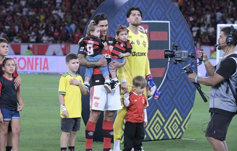 Menino de 8 anos homenageia pai em dia especial no Rio de Janeiro