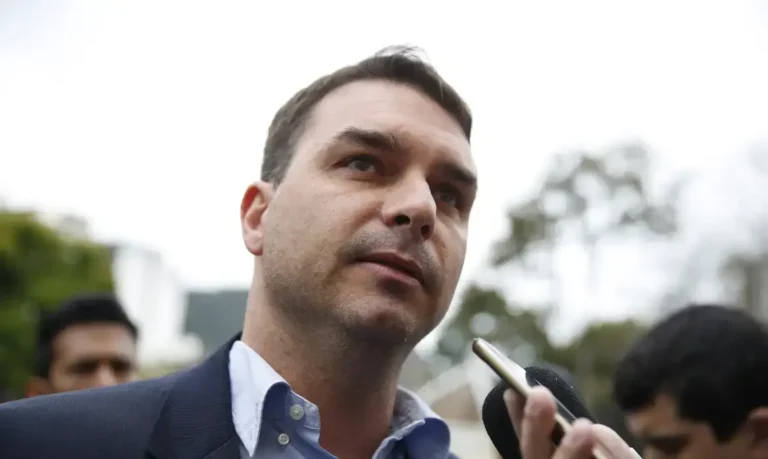 Flávio Bolsonaro confirma participação em debates com Lula