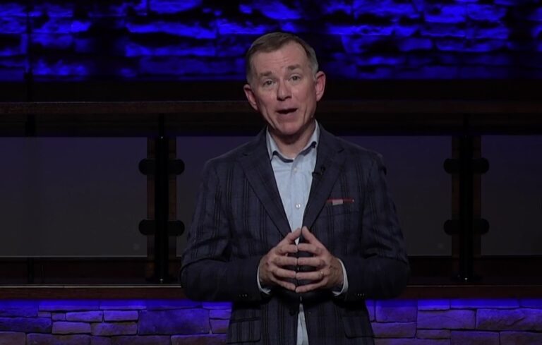 Sarah Stone, filha do pastor Mike Stone, recebe cuidados paliativos em casa