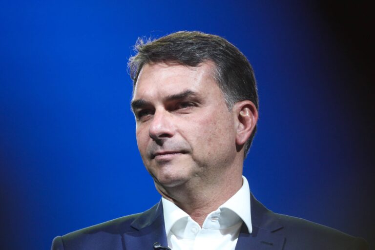 Flávio Bolsonaro critica medidas do governo contra Discord e decisões do STF