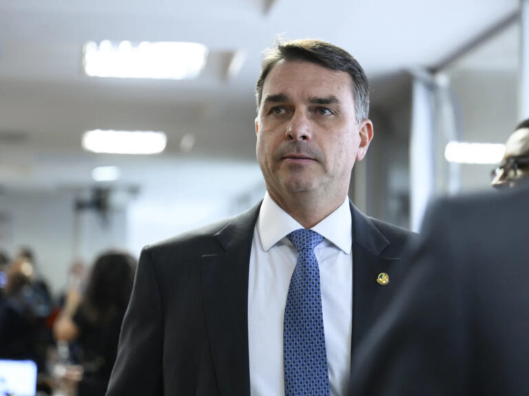 Flávio Bolsonaro não consegue registrar candidatura à Presidência