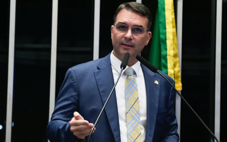 TSE restabelece filiação de Flávio Bolsonaro ao PL