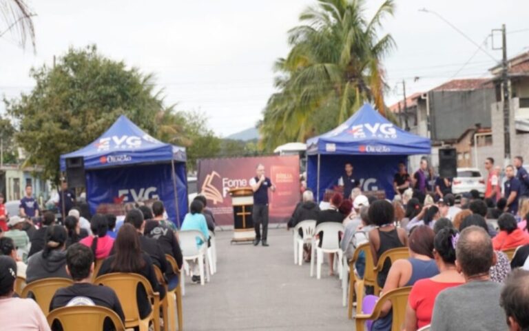 Voluntários entregam 500 Bíblias em ação evangelística em Praia Grande