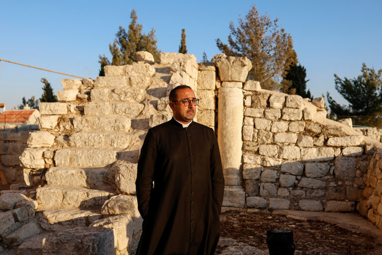 Israel cerca vila cristã de Taybeh na Cisjordânia para proteger contra colonos
