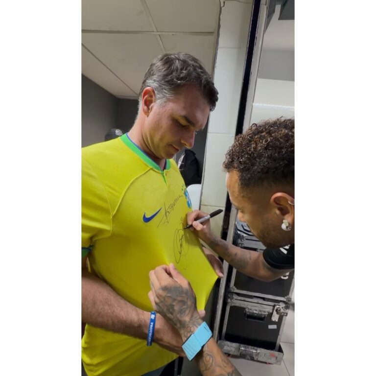 Neymar autografa camisa da Seleção para Flávio Bolsonaro antes de jogo