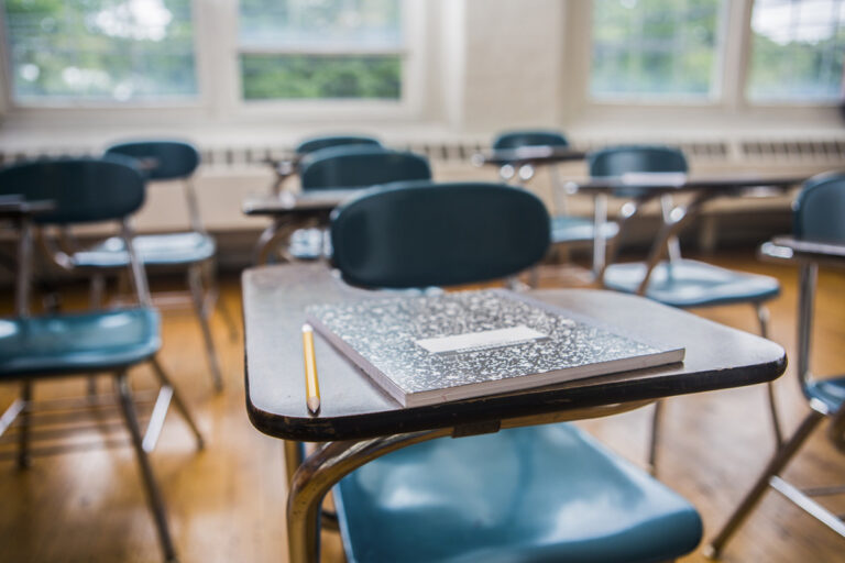 Mãe é banida de escola após questionar gestão em Portland