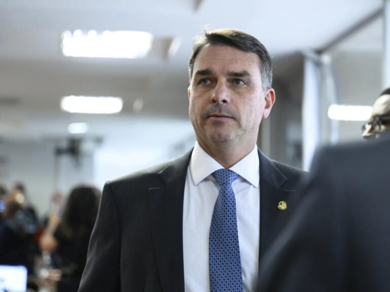 Flávio Bolsonaro reafirma Roscoe como candidato do PL em Minas Gerais
