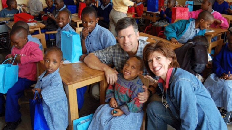Casal americano mantém missão para crianças com deficiência na Tanzânia há 25 anos