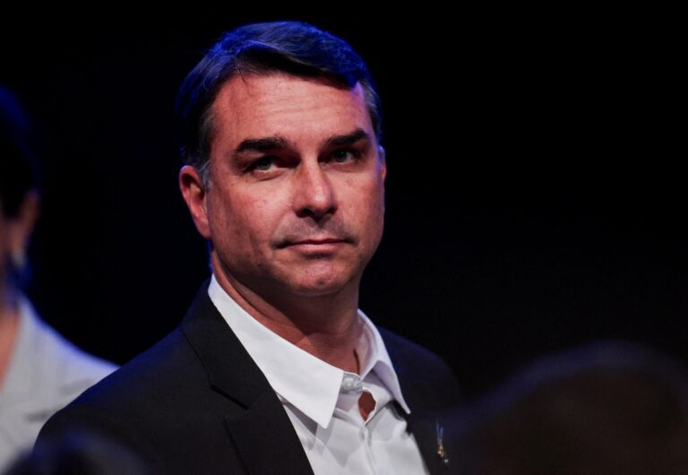Flávio Bolsonaro lidera pesquisa de intenção de voto para segundo turno no DF
