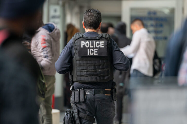 Tribunal federal reafirma proibição de operações da ICE em igrejas