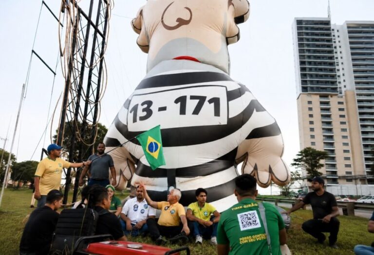 PF tenta retirar boneco Pixuleco de protesto contra Lula em Natal