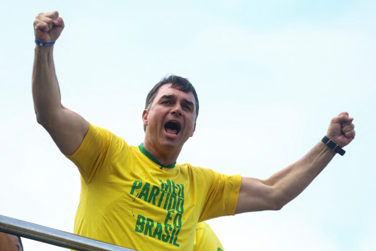 Flávio Bolsonaro defende anistia aos envolvidos no 8 de janeiro