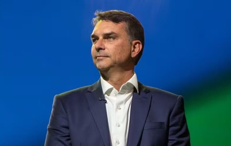 Flávio Bolsonaro questiona número de mortes yanomamis no governo Lula