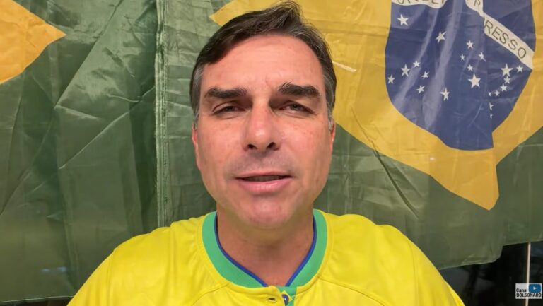 Flávio Bolsonaro apresenta sistema de pontos para qualificação de baixa renda