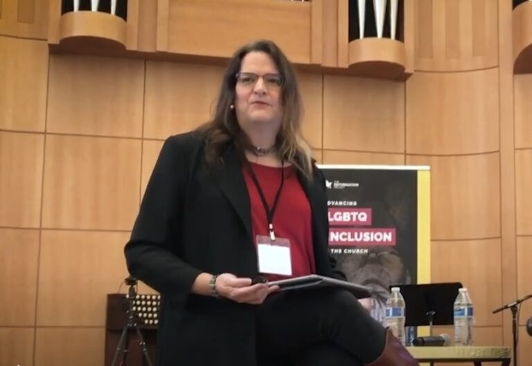 Igreja ligada à PCUSA contrata pastora que se identifica como lésbica trans