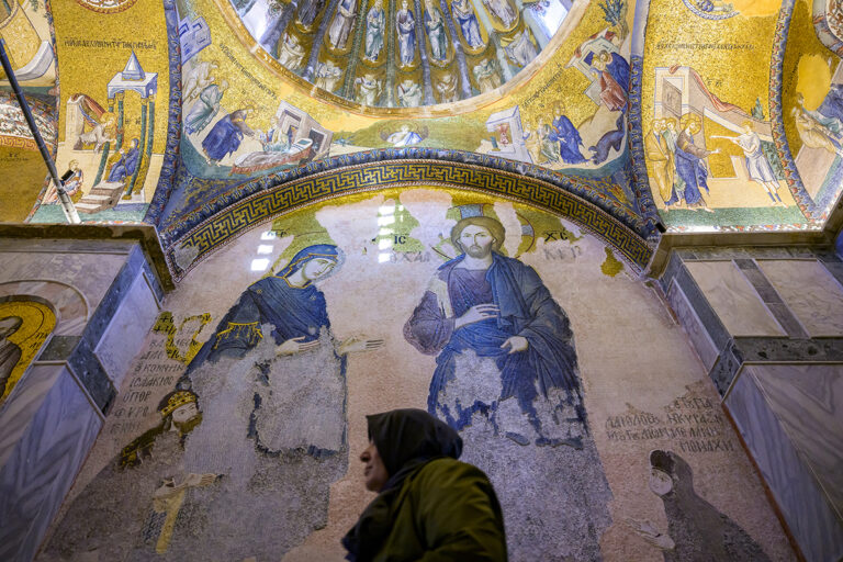 Arqueólogos descobrem amuleto cristão de ouro com 1.500 anos na Turquia