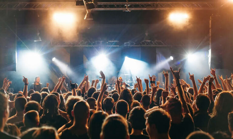 Artistas cristãos enfrentam dilema entre fé e busca por reconhecimento