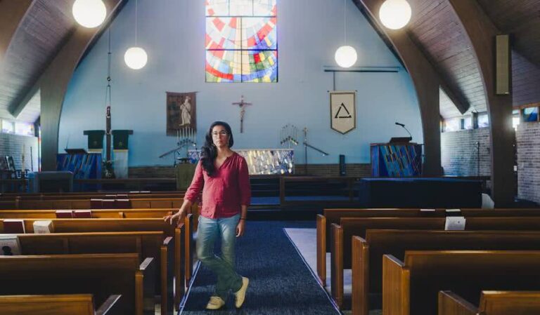 Pastora funda igreja menonita para acolher migrantes em San Antonio, Texas