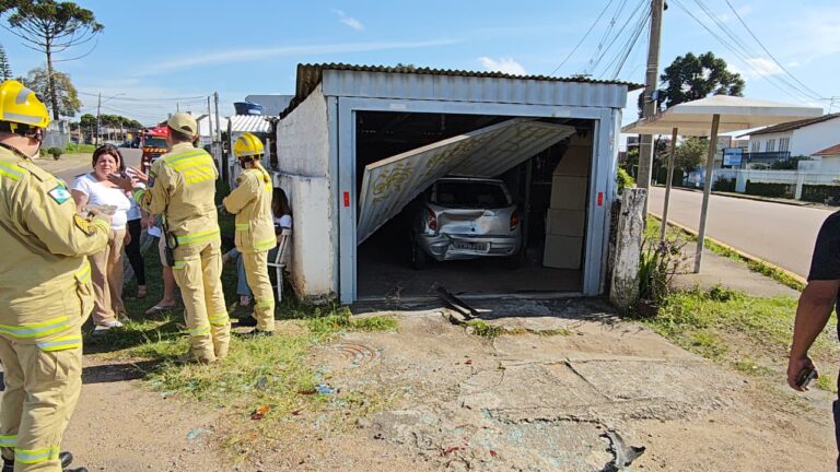 Motorista bate carro contra churrasco de família em Curitiba