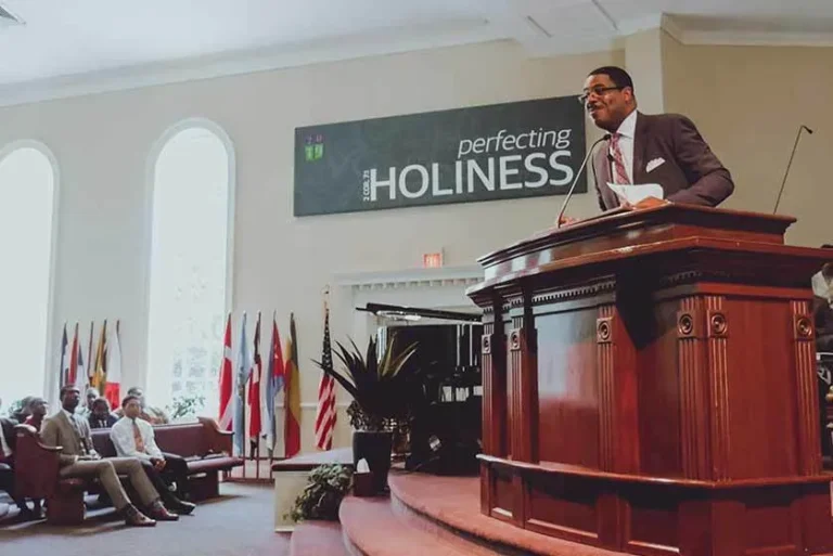 Pastor da Virgínia é afastado por acusações de exploração de menor