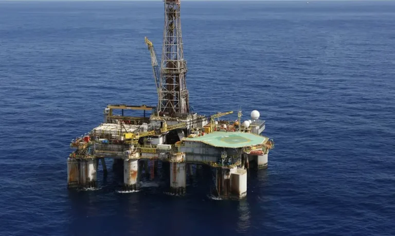 Petróleo cai 7% após Trump suspender ataques ao Irã