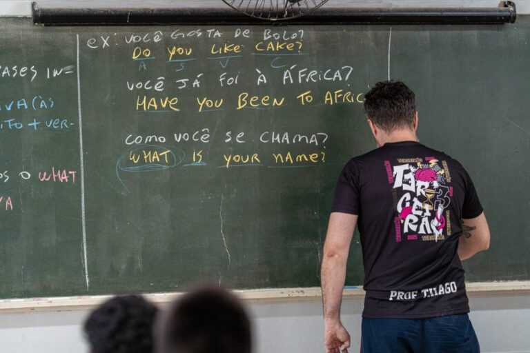 Paraná abre inscrições para professores bilíngues em escolas do futuro