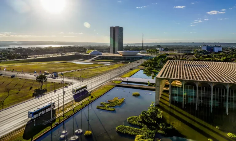Brasil reduz status diplomático com Argentina após ataques de Milei a Lula