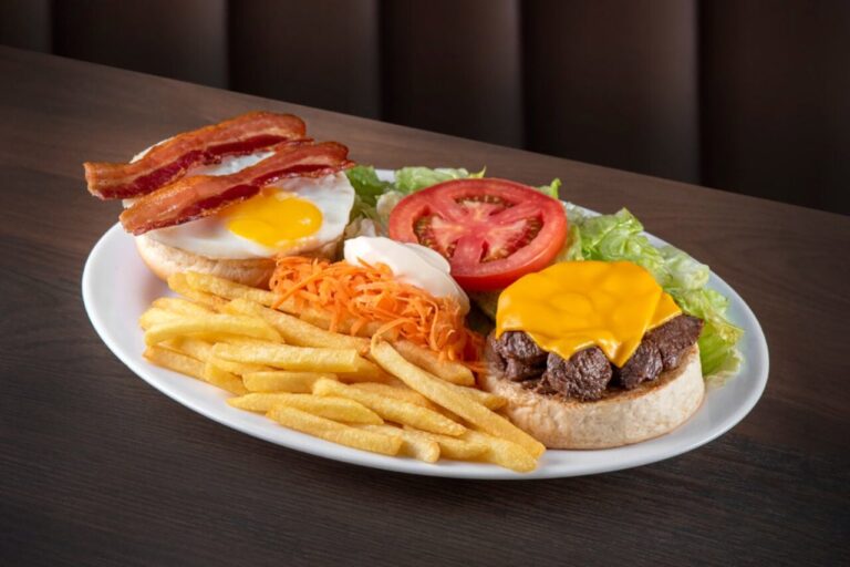 Au-Au Lanches consolida tradição de sanduíches abertos em Curitiba