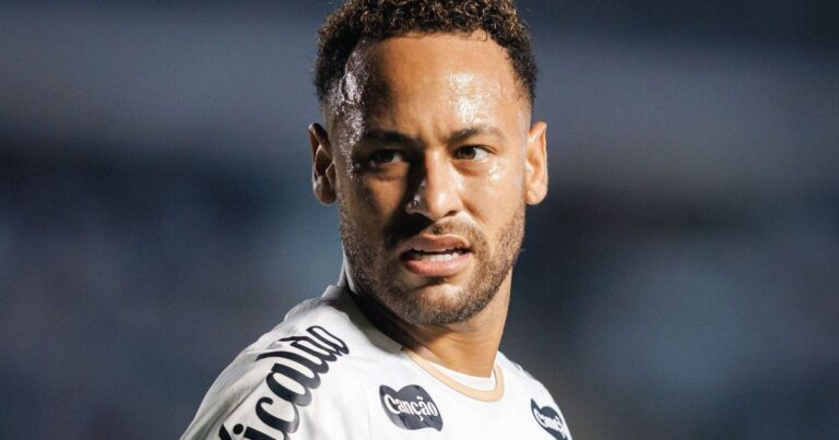 Neymar fica doente e é poupado do treino às vésperas do clássico