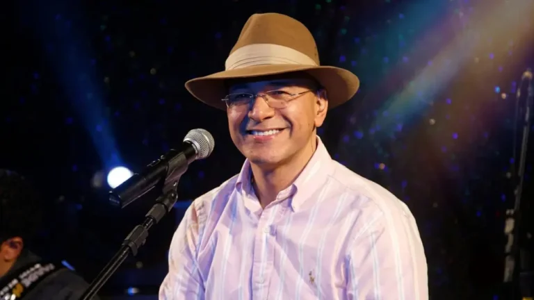 Músico Sérgio Lopes ouve centenas de detentos cantarem sua música em presídio