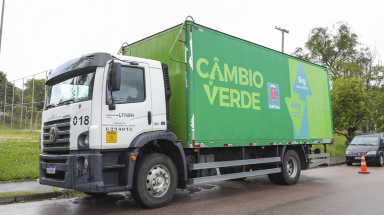 Prefeitura de Curitiba oferece troca de recicláveis por hortifrútis nesta quinta