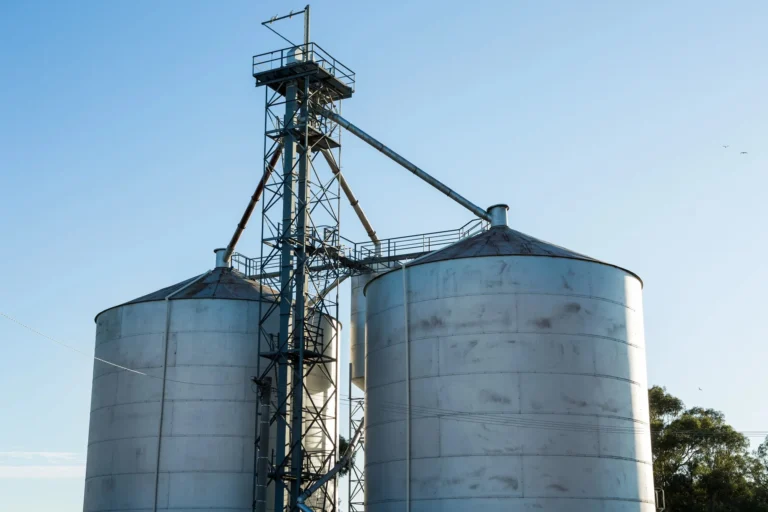Silo desaba em Primeiro de Maio e derrama milho no Norte do Paraná