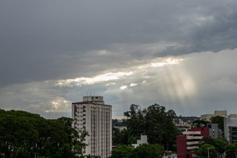 Paraná registra tempestades com ventos fortes no Centro-Sul e Leste