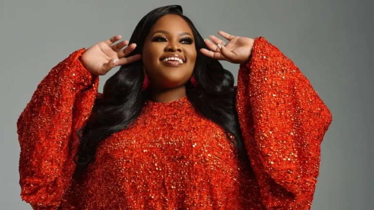 Tasha Cobbs adota filho após anos de infertilidade e fertilização