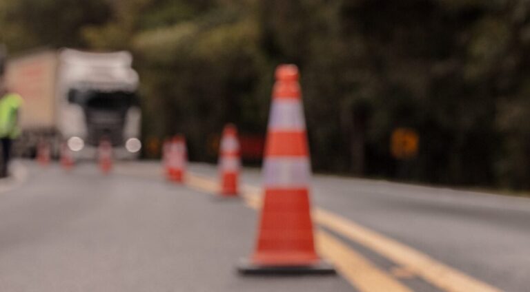 Operação de içamento de vigas mexe com trânsito na BR-277