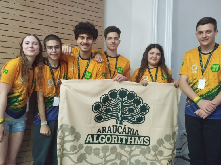 Dezoito estudantes do Paraná representam Brasil em campeonato de matemática