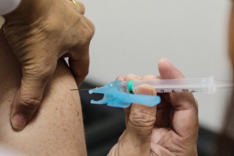 Prefeitura de Curitiba promove vacinação extramuros contra gripe esta semana