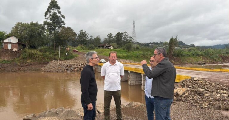 Zema visita ponte destruída por cheias no RS e critica gestão de Lula