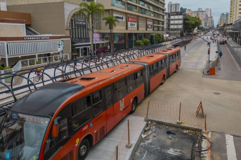 Câmara de Curitiba discute fim das obras na praça Eufrásio Correia