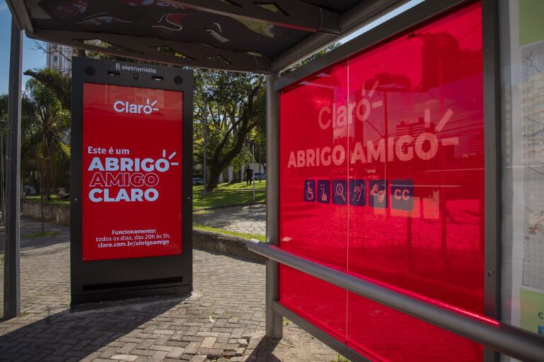 Curitiba inaugura 50º abrigo de ônibus com videochamada para passageiros