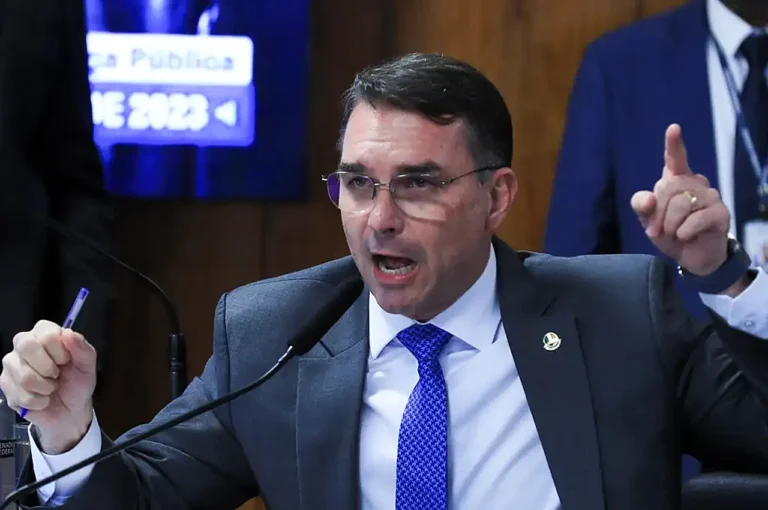 Defesa de Flávio Bolsonaro tenta quatro vezes tirar caso de Dino