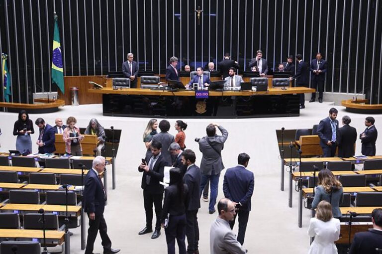 Câmara aprova fim da taxa das blusinhas em votação vitoriosa para Lula