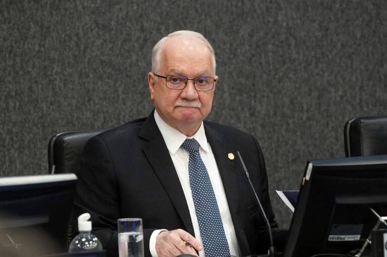 Fachin dá 72 horas para Mendonça se manifestar sobre pedido da AGU na PF