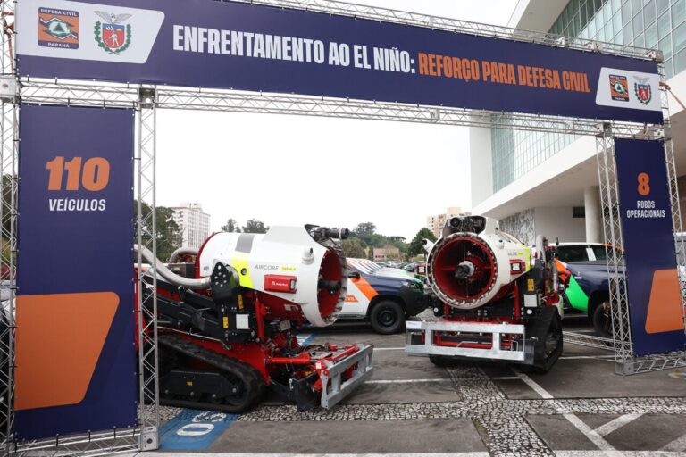 Paraná entrega 110 caminhonetes à Defesa Civil para reforçar operações