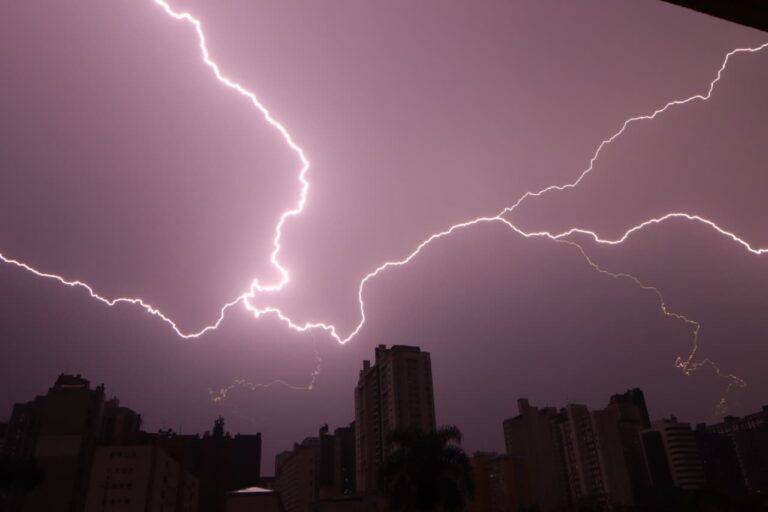 Céu de Curitiba registra intenso show de raios durante chuva forte