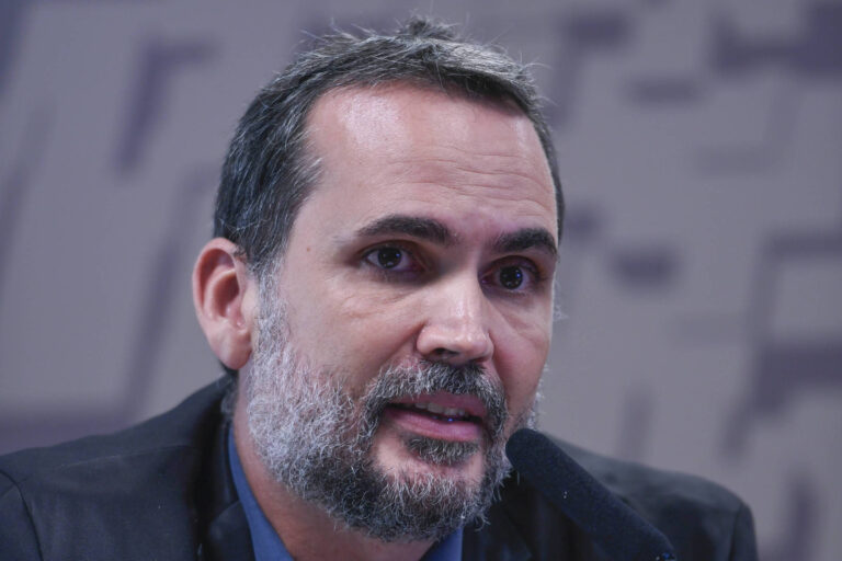 Governo reduz PIS/Pasep e Cofins sobre gasolina em R$ 0,63 por litro