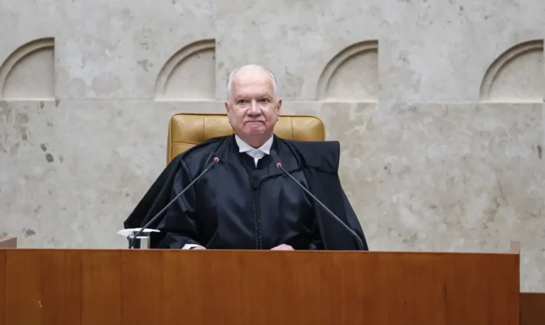 Ala do STF pede que Fachin assuma investigação sobre Moraes